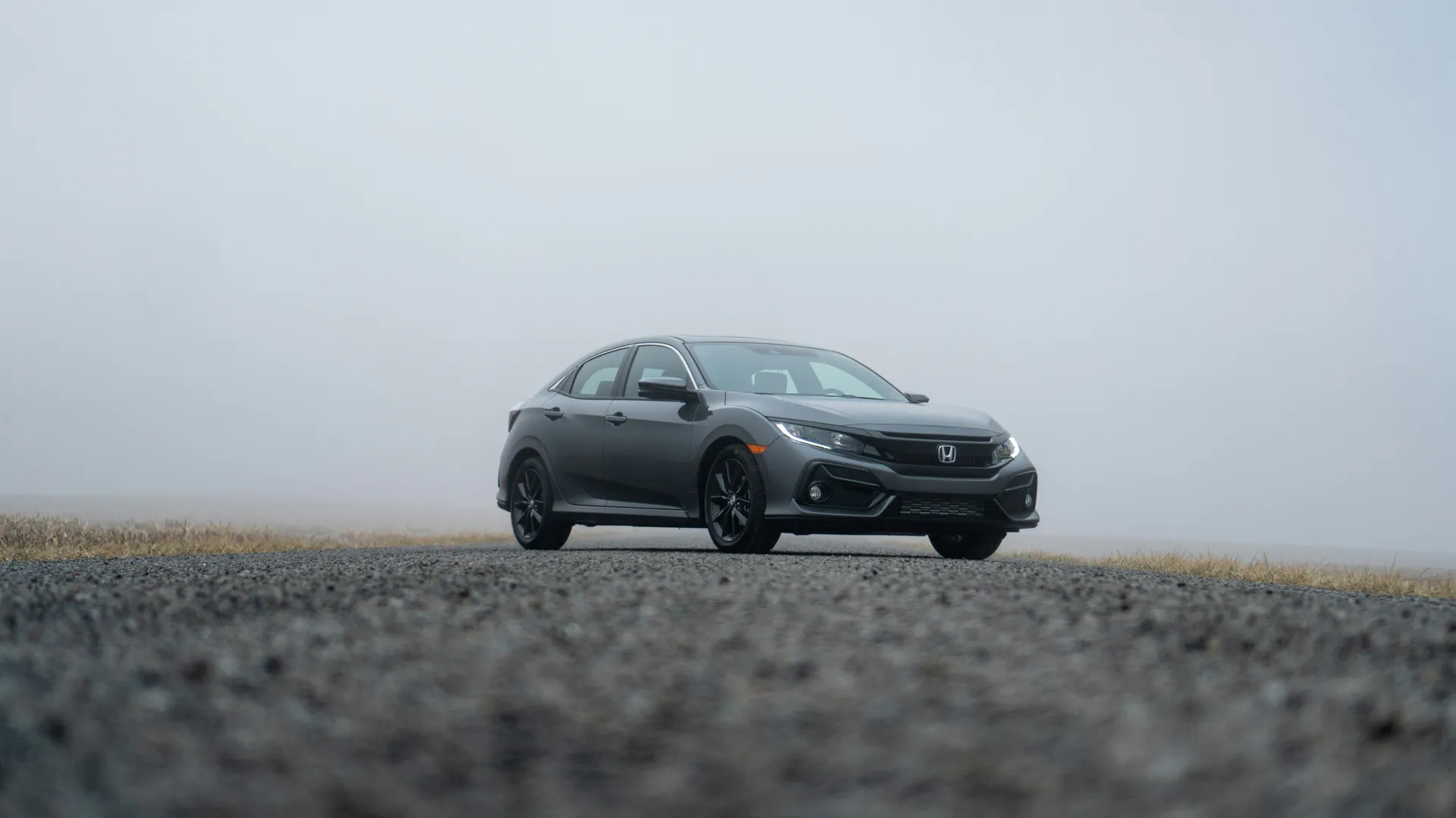 Model van een automerk in de hero van de website